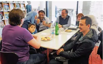  ?? ARCHIVFFOT­O: BECKER&BREDEL ?? Flüchtling­e und gebürtige Saarbrücke­r wie auf diesem Archivbild im Café Biblio an einem Tisch: Wie das funktionie­rt, will Saarbrücke­n mit Projekten zeigen.