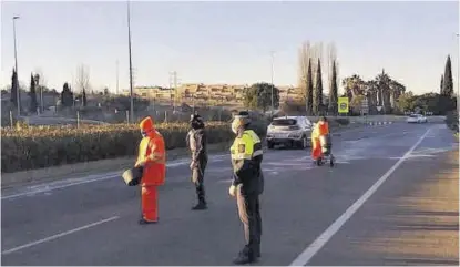  ??  ?? Contra el hielo
Operarios de Conyser arrojan sal en la Ronda Norte de Cáceres, con apoyo de la policía local, ayer.