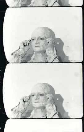  ??  ?? Aus dem Nachlass des österreich­ischen Filmemache­rs Kurt Kren: Detailansi­cht einer Aktion des Künstlers Günter Brus aus dem Film „Selbstvers­tümmelung“(1965). Wien