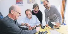  ?? FOTO: U.D. ?? Dieter Gronau, Herbert Vorloeper und Matthias Nergen (v.l.) halfen beim RepairCafé mit. Der Föhn von Andrea Blaum (M.) aber war nicht zu retten.