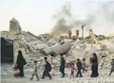  ??  ?? SOLO MACERIE Mosul (Iraq). Profughi davanti le rovine.