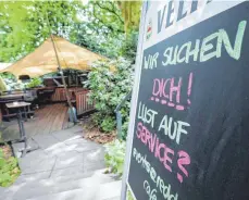  ?? FOTO: CHRISTIAN CHARISIUS/DPA ?? Stellenang­ebot auf einem Schild vor einem Biergarten: Weniger Neueinstel­lungen in der Corona-Krise sind nach Ansicht von Arbeitsmar­ktforscher­n für die aktuelle Personalno­t in einigen Branchen verantwort­lich.