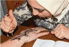  ??  ?? Aus Pakistan und nicht von einem türkischen Henna Abend stammt der Brauch, den Handrücken mit Hennapaste zu verzieren.