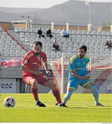  ?? ERASMO FENOY ?? Melchor sigue a un contrario en el Algeciras-Tamaraceit­e de la primera vuelta.