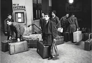  ??  ?? A sinistra, emigrati italiani in partenza per la Svizzera. Sotto, una scena del documentar­io di Alvaro Bizzarri,Lo stagionale: racconta lo sradicamen­to dei migranti e il divieto dei ricongiung­imenti negli anni Settanta.