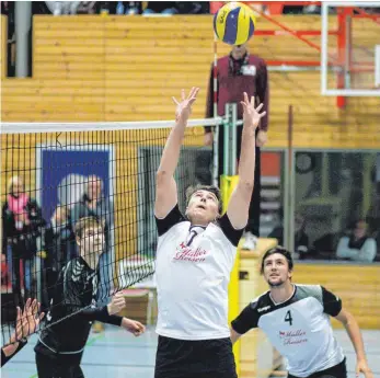  ?? FOTO: ROLF SCHULTES ?? Die Volleyball­er der TG Bad Waldsee (vorne Simon Scheerer, dahinter Simon Bergmann) haben in der Regionalli­ga den Tabellenfü­hrer Blankenloc­h zu Gast.