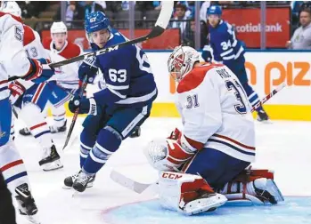  ?? NATHAN DENETTE LA PRESSE CANADIENNE ?? Carey Price s’est dressé à plusieurs occasions contre la puissante attaque des Maple Leafs, mercredi, notamment devant l’attaquant Tyler Ennis.