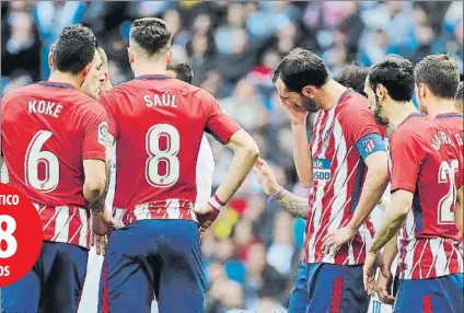  ?? FOTO: J. A. SIRVENT ?? El Atlético no pudo pasar ayer del empate y vio aumentar su distancia con la cabeza de la tabla, ostentada por el Barça
