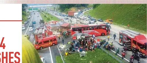  ?? BERNAMA PIC ?? Fire and Rescue Department personnel helping accident victims at Km142 of the North-South Expressway near the Pagoh exit yesterday.