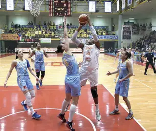  ??  ?? Famila Per le orange di Miguel Mendez ieri la gara di apertura della serie per lo scudetto