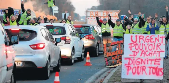  ?? REGIS DUVIGNAU/REUTERS ?? Luta. Manifestan­tes em seus coletes amarelos protestam em Cissac-Medoccom; governos enfrentam desafios para executar políticas climáticas