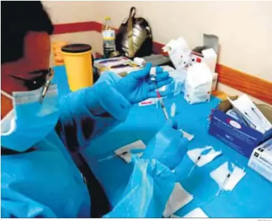  ?? PASCUAL ?? Una enfermera manipula la dosis de una vacuna de Pfizer en Jerez.