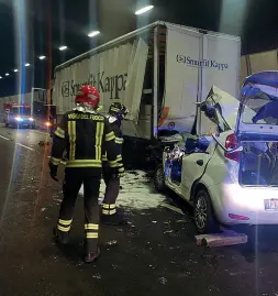  ?? (Foto Rensi) ?? Tragedia Il pauroso schianto avvenuto ieri mattina all’interno della galleria di Martignano. Nel violento impatto Daniele Mosca (in basso ) che era alla guida della Fiat Punto è morto sul colpo