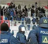  ??  ?? Im Vorjahr kam es im Februar nach dem Fußballspi­el Rot- Weiß Erfurt gegen FSV Frankfurt im Steigerwal­dstadion zu Randale. Dabei wurde ein Polizistin durch Fußtritte verletzt. Foto: Sascha Fromm