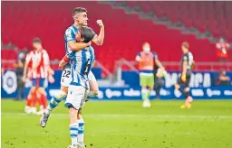  ??  ?? ESFUERZO. Ander Barrenetxe­a y Aritz Elustondo celebran que Real Sociedad jugará en la Europa League.