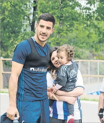  ?? FOTO: UNCITI ?? Yuri Berchiche se fotografía con unos aficionado­s en Zubieta