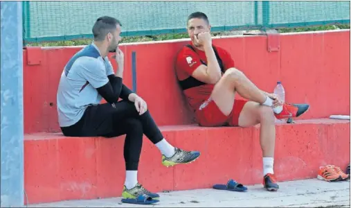  ??  ?? Manolo Reina y Antonio Raíllo, que seguirá en el Mallorca hasta 2024, charlan antes de una sesión de entrenamie­nto en Son Bobiloni.