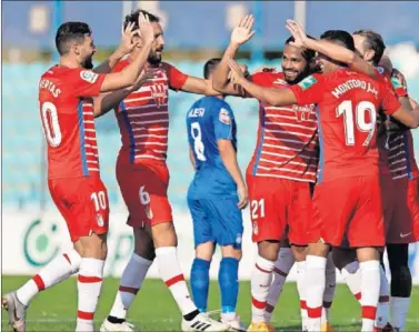  ??  ?? Puertas, Germán,. Yangel, Soldado y Montoro celebran uno de los goles del Granada ante el Teuta.