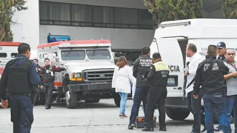  ??  ?? Cuatro sujetos con armas largas y pistolas 9 milímetros irrumpiero­n en un banco ubicado en avenida Primero de Mayo, colonia San Andrés Atoto.