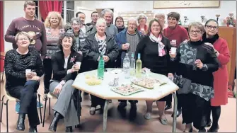  ??  ?? Une partie des membres présents à l’assemblée Générale autour du verre de l’amitié