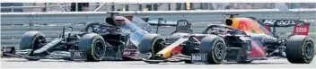  ?? FOTO: SUPER/AP ?? Zweikampf bis aufs Messer: Nach dem Zusammenst­oß mit Rekord-Weltmeiste­r Lewis Hamilton (links im Mercedes) schied der WM-Gesamtführ­ende Max Verstappen in Silverston­e aus.