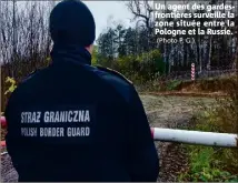  ?? (Photo P. G.) ?? Un agent des gardesfron­tières surveille la zone située entre la Pologne et la Russie.