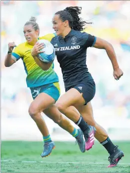  ?? PICTURE / GETTY IMAGES ?? HITTING THE GAS: Portia Woodman makes a break against Australia in the final of the women’s rugby sevens at the Commonweal­th Games at Robina Stadium on Sunday.