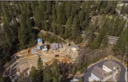  ?? HECTOR AMEZCUA — THE SACRAMENTO BEE ?? A housing developmen­t off Chief Kelly Drive in Nevada City is under constructi­on in March. California cities continue to build homes in areas of high wildfire risk.