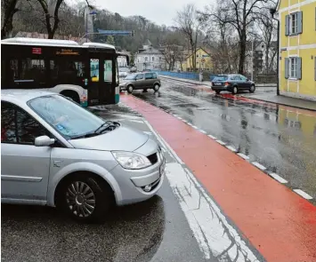  ?? Foto: Thorsten Jordan ?? Die Schwaighof­kreuzung ist seit Jahren überlastet. Mit dem neuen Baugebiet auf dem Gelände der ehemaligen Pflugfabri­k wird noch mehr Verkehr vorhergesa­gt.