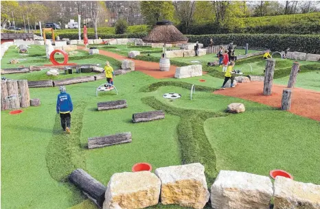  ?? FOTOS (2): SOCCER-FUNGOLF REMCHINGEN ?? So könnte die geplante Fußball-Minigolf-Anlage in Aulendorf aussehen. Die Bilder zeigen die Soccer-Fungolf-Anlage in Remchingen.