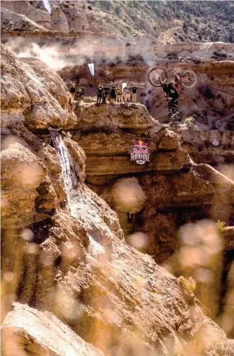  ??  ?? L’histoire damour entre Cam Zink et les backflips du haut de barres rocheuses est un long fleuve tranquille. © Christian Pondella/ Red Bull Content Pool