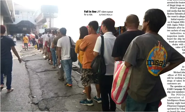  ?? ALFONSO PADILLA ?? Fall in line LRT riders queue for a ride.
