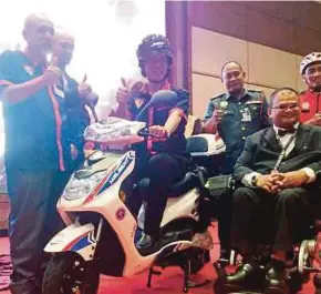  ?? [FOTO NOOR AZURIN MOHD SHARIF /BH] ?? Chee Leong (tiga dari kiri) merasmikan seminar 4th National Paramedic Emergency Update Melaka 2018 di sebuah resort di Bukit Katil, semalam.