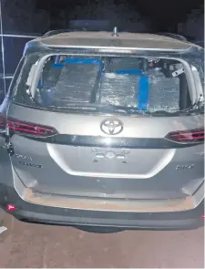  ?? ?? La camioneta Toyota Fortuner acribillad­a por la Policía anoche en Brítez Cue estaba repleta de marihuana.