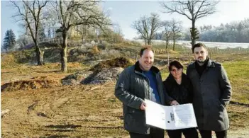  ??  ?? Das Landesverw­altungsger­icht wies Obstbauer Dietmar Kainz (mit Gattin Johanna und Sohn Elias) in die Schranken