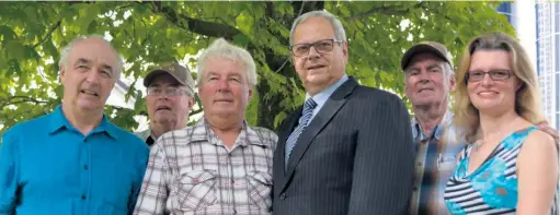  ??  ?? Les membres de la famille Gauthier et propriétai­res de l’érablière Les 5 ZEF entourent le député Michel Matte. De gauche à droite : Alain, Roméo, Laurier, le député, Rénald et Anne. Mario est absent de la photo.