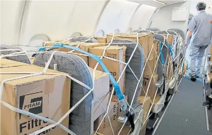  ??  ?? En las butacas. Los aviones de Aerolíneas ya trajeron más de 600 toneladas de material hospitalar­io.