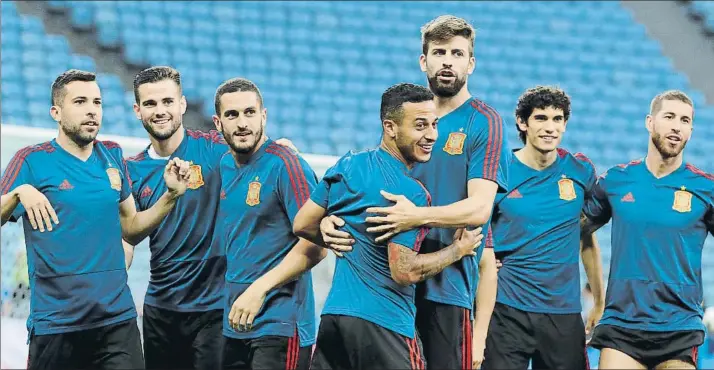  ?? FOTO: JA SIRVENT ?? Buen humor en Sochi Después de una semana muy complicada, los jugadores de la selección recuperaro­n ayer la alegría el día antes de debutar en el Mundial