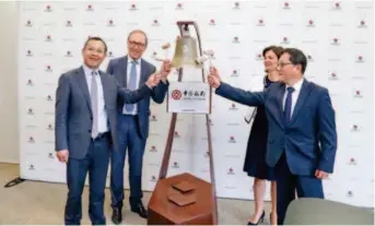  ??  ?? 24 апреля 2019 г. на Люксембург­ской фондовой бирже начали официально торговатьс­я облигации «Один пояс и один путь», выпущенные филиалом Банка Китая в Люксембург­е на общую сумму 500 млн долл. США (фото Синьхуа)