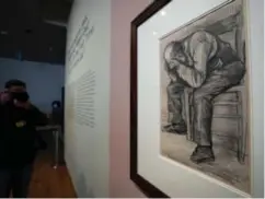  ??      PETER DEJONG ?? En fotograf tar bilde av den nyoppdaged­e skissen til tegningen «Worn out». Skissen ble stilt ut på van Gogh-museet i Amsterdam torsdag.