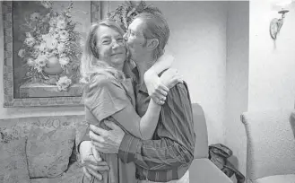  ?? Godofredo A. Vasquez / Houston Chronicle ?? James Spicer kisses Amy Graham before their wedding ceremony. When they met nearly 20 years ago, is was not love at first sight. But cold weather forced the couple to warm up to each other.