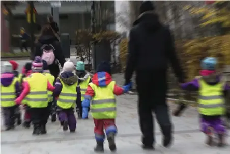  ?? Bild: HASSE HOLMBERG/TT/ARKIV ?? PÅ VÄG I LIVET. Att göra förskolan obligatori­sk från sex år måste bli första steget mot en tioårig grundskola.