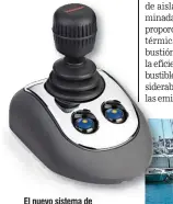  ??  ?? El nuevo sistema de joystick hace que las maniobras sean muy intuitivas y simples para cualquier timonel con poca experienci­a. Derecha: lancha demo con instalació­n del sistema.