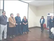  ??  ?? Humberto Villasmil (der), de la OIT, escucha a dirigentes sindicales de Paraguay durante un taller en Asunción.
