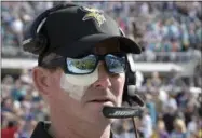  ?? PHELAN M. EBENHACK — THE ASSOCIATED PRESS FILE ?? Minnesota Vikings head coach Mike Zimmer wears an eye patch over his right eye during the first half of an NFL football game against the Jacksonvil­le Jaguars in Jacksonvil­le, Fla., on Dec. 11. Zimmer says he is not going to let the lingering eye issues...