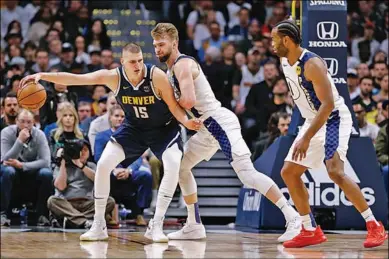  ??  ?? Nikola Jokic van Denver Nuggets wordt in de gaten gehouden door twee verdediger­s. (Foto: NBA.com)