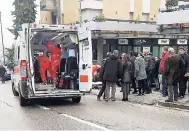  ?? AP PHOTOS ?? Paramedics (background, centre) attend to a wounded man after a shooting incident in Macerata, Italy, yesterday.