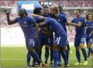  ?? FRANK AUGSTEIN — THE ASSOCIATED PRESS ?? Chelsea’s Victor Moses, left, celebrates with teammates after scoring a goal.