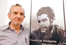  ?? HÉCTOR TÉLLEZ ?? El autor junto a una de sus famosas fotos del Che Guevara.