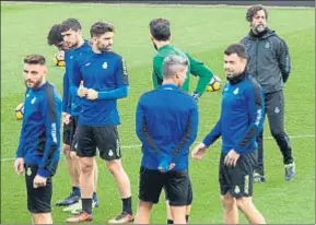  ?? XAVIER GÓMEZ ?? Parte del equipo y el técnico, durante el entrenamie­nto de ayer